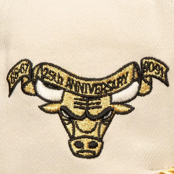 Mitchell and Ness Golden Ivory Snapback Chicago Bulls Men Hats and Headwear