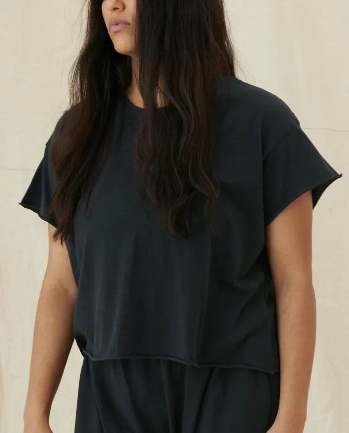 Tees Women The Great The Crop Tee Solid Almost Black Tees Women The Great The Crop Tee Solid Almost Black